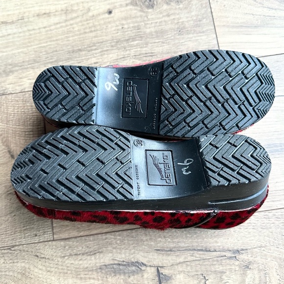 Dansko womens red and black calf hair cheetah comfortable clogs size 38 (7.5-8) - Picture 11 of 14